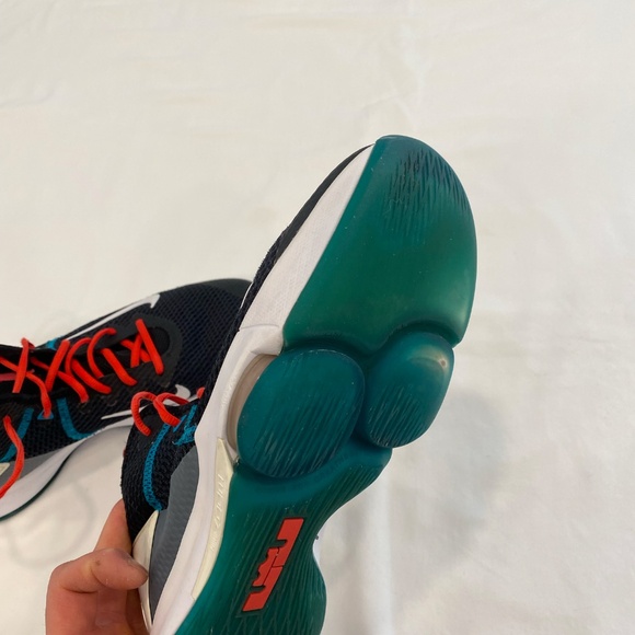 Nike Lebron Men's Witness IV Basketball Shoes - 11 - Picture 9 of 11